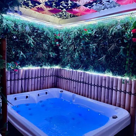 Avec Jaccuzi, Red & Jardin *